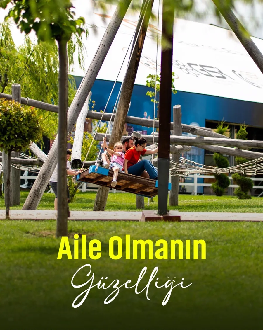 Aile Olmanın Güzelliği — salıncakta vakit geçiren aile